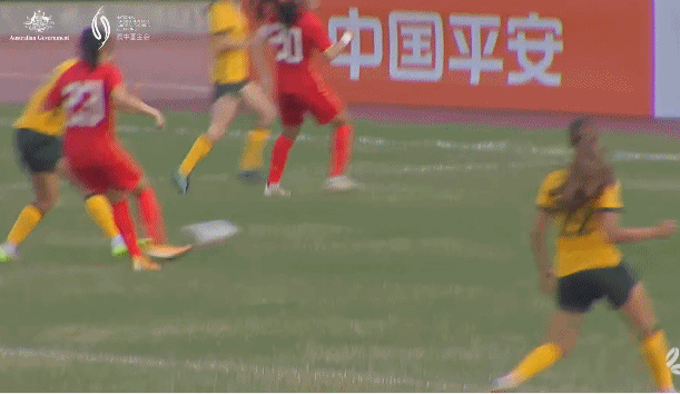 3球落后！中国U20女足短时间遭澳大利亚连入两球+世界波！