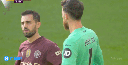 曼城角球B席贴身干扰狼队门将若泽-萨，遭老乡捏耳朵“警告”🤣