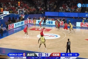 精彩！基迪溜底线迎着防守送双手隔扣