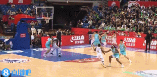 画蛇添足！贾诚防守时触碰篮筐上的球被吹干扰球送对手2分