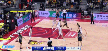 这个三分很救命!莫兰德顺下分球 张皓嘉接球不犹豫三分止血!