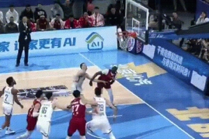 北京男篮豪取9连胜，曾凡博摔倒无碍