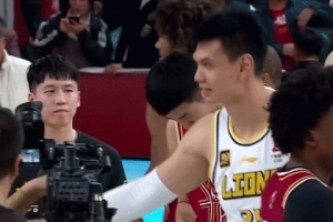🤝握手言和 比赛结束后许钟豪主动找到张宁握手