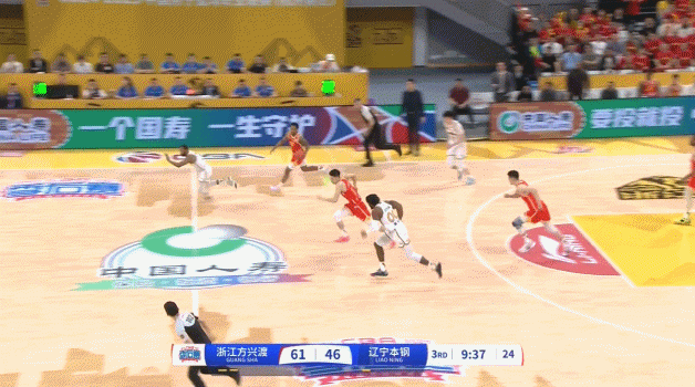 鬼手神偷！小巴里-布朗抢断速推反击 造成弗格犯规