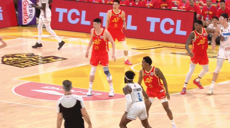 被抓个正着！孙铭徽试图抢断范子铭&突然捂嘴 被裁判吹假摔&吃T