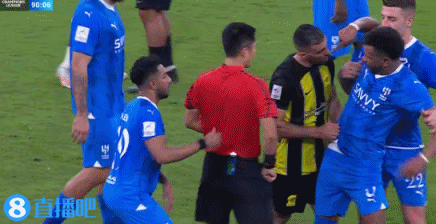 新月联合球员当着主裁面爆发冲突，马宁出示一红两黄罚下哈姆达拉