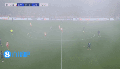 雾里看球😂拜仁vs阿森纳，现场的烟雾很大
