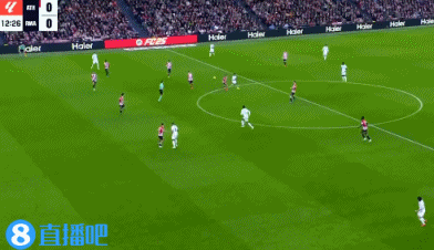 罗德里戈禁区突破倒地，主裁观看VAR后没有判点