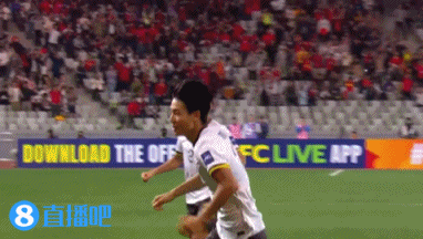 开心到起飞！亚洲杯官博晒毛伟杰滑跪失败瞬间照