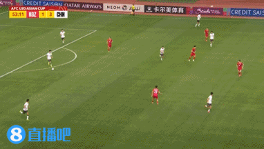 根本防不住！王钰栋禁区内再次强吃对手被拉倒，主裁没有表示！