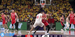 😏擎天一柱！周琦跟进在一众日本球员中完成双手补扣