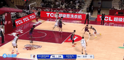 谈球吧体育app下载天神下凡！杰曼高打板不中 曾凡博底线杀出单臂补扣