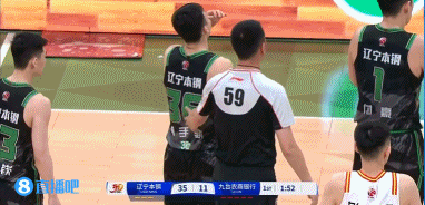 电子png游戏🧐贾昊挥肘打到鄢手骐致后者鼻子出血 裁判回看后没有升级