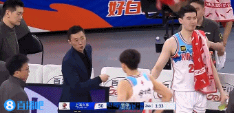 不满意啊！新疆外援劳森失误后又被吹犯规 暂停时怒摔水瓶