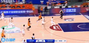 洛夫顿被胡明轩造成第四次犯规无奈下场😞现场球迷大骂黑哨！