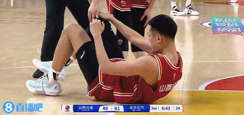 😕坐地上很久没起身！焦海龙防守与陈盈骏膝盖对撞面色痛苦