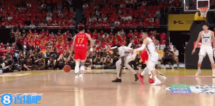 时间刚刚好！胡金秋压哨三分命中 率队将分差迫近到3分