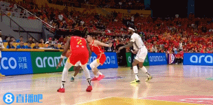 哨子很紧！纳托尔对抗突破顶开朱俊龙 闫军吹出进攻犯规