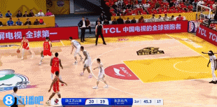 胡金秋突破对抗范子铭后跳 裁判吹出争球👀