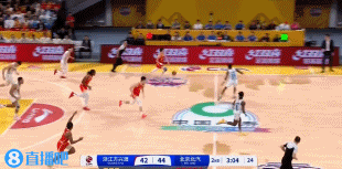 反击如潮！孙铭徽推转换回手一拨 卡尔顿跟进强硬上篮2+1反超比分