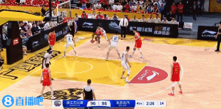 动作有点大！陈盈骏拉拽布朗引发口角 被吹违体犯规