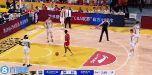 动作有点大！陈盈骏拉拽布朗引发口角 被吹违体犯规