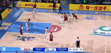 😮力拔山兮！周琦掩护下顺突破 单臂战斧暴力隔扣卡尔顿！