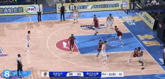 独一档的存在！巴里-布朗27中16轰下44分5板7助3断1帽