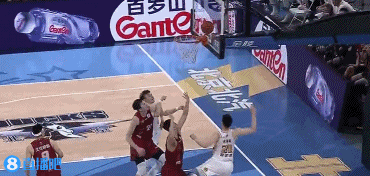 丝毫不手软！雷蒙45度角+底角各命中追身三分！北京重新反超7分！