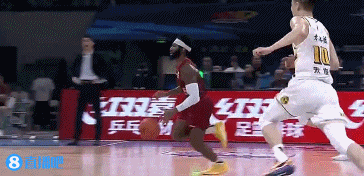 丝毫不手软！雷蒙45度角+底角各命中追身三分！北京重新反超7分！