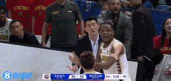 谈球吧体育app官网血亏！卡尔顿封盖被吹防守犯规 抱怨又被吹技犯&累计4犯被迫下场