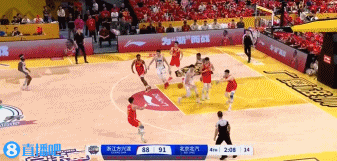 😳孙铭徽倒地疑似绊倒抢篮板的丘天 网友质疑：这动作很危险吧