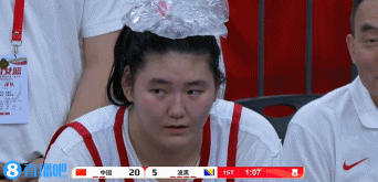 mk体育在线官网还有点萌萌呢！🥰张子宇下场后休息 头顶冰袋降温~