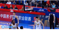 🤪师从莫兰特？青岛外援鲍威尔打中后 做出“扔手雷”姿势庆祝